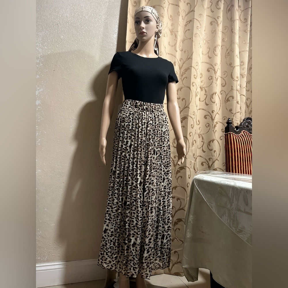 Forever 21 , Pleated Leopard Print Maxi Skirt, US Size M